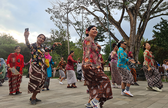JAGA BUDAYA: Ribuan perempau mengikuti gelaran parade 1.000 wanita berkebaya dalam memperingati Hari Kebaya Nasional di Area Concourse, Kompleks Candi Borobudur, (24/7).NAILA NIHAYAH/RADAR JOGJA