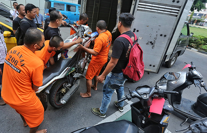 BARANG BUKTI: Sejumlah pelaku curanmor yang tertangkap diminta mengangkat motor curian ke atas mobil di Mapolda DIY, (24/7).ELANG KHARISMA DEWANGGA/RADAR JOGJA