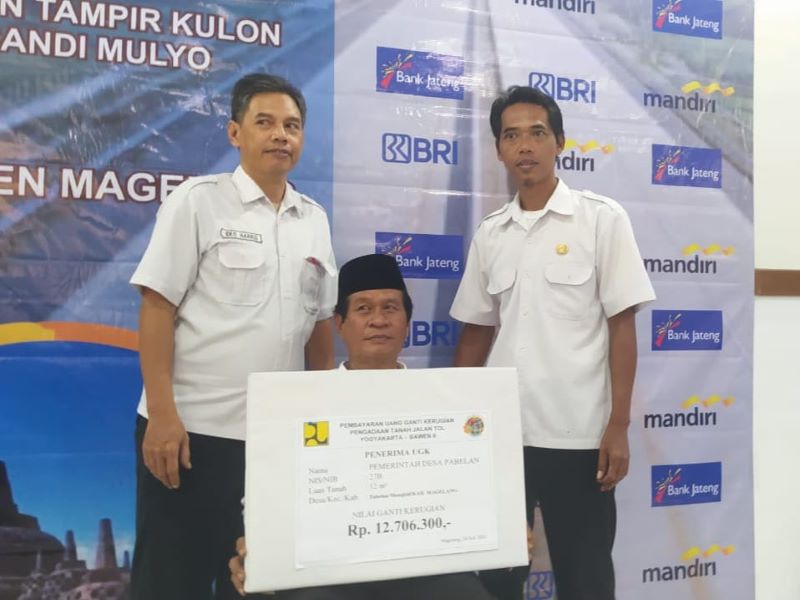 DAPAT UGR: Kepala Desa Pabelan bersama jajarannya saat memperoleh uang ganti kerugian atas empat bidang tanah yang terdampak proyek jalan tol Jogja-Bawen.