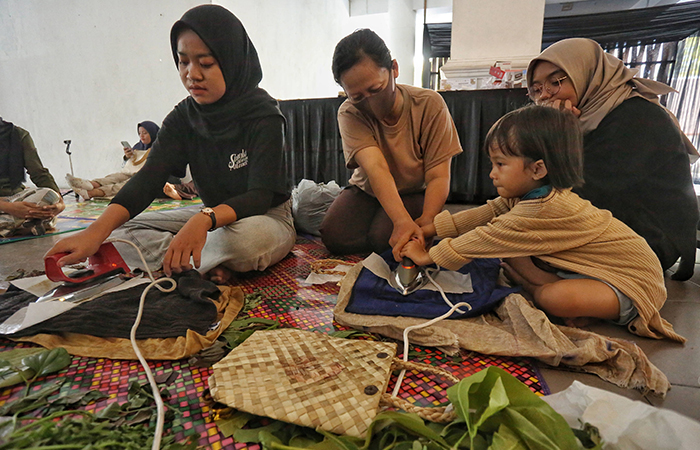 FOKUS: Peserta mengikuti workshop pembuatan ecoprint dengan teknik ironing menggunakan media tas anyaman pandan di Taman Budaya Yogyakarta&nbsp;(TBY) (24/7).ELANG KHARISMA DEWANGGA/RADAR JOGJA&nbsp;