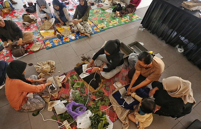 FOKUS: Peserta mengikuti workshop pembuatan ecoprint dengan teknik ironing menggunakan media tas anyaman pandan di Taman Budaya Yogyakarta&nbsp;(TBY) (24/7).ELANG KHARISMA DEWANGGA/RADAR JOGJA&nbsp;