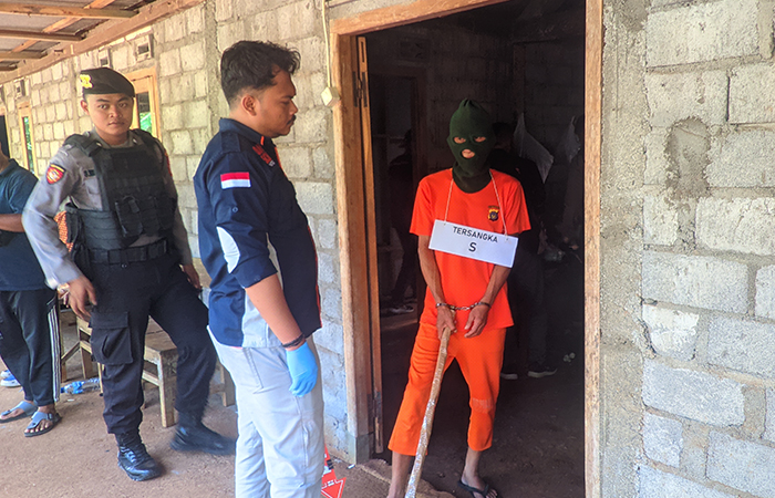 REKONSTRUKSI: Subarjo, 59, pelaku pembunuhan sadis saat melakukan rekonstruksi di Paliyan, Gunungkidul (24/7).Andi May/Radar Jogja&nbsp;