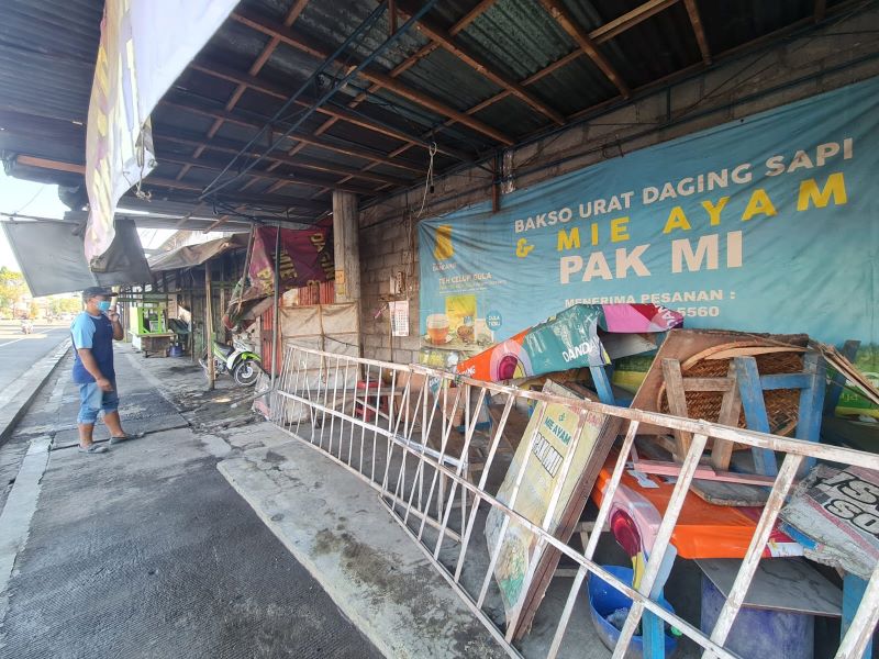 BELUM DIPERBAIKI: Warung bakso dan mie ayam milik Sardiman terpaksa tutup setelah terdampak laka karambol, Rabu (24/7/2024).