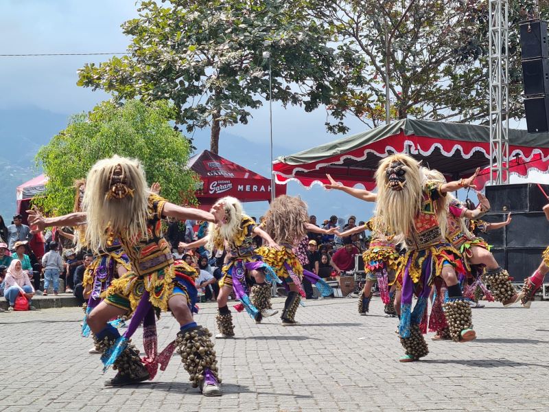 LUWES: Para penari Gedruk tampak atraktif dan bersemangat untuk ikut serta dalam festival kesenian di Ketep Pass, Rabu (24/7/2024).