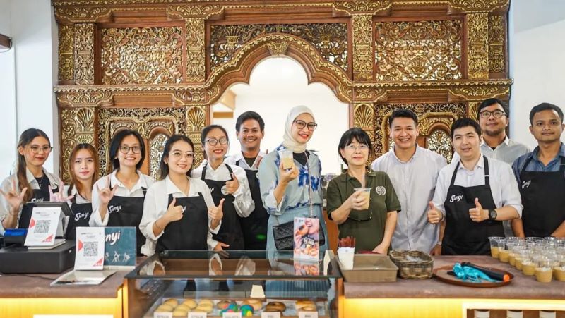 Segenap karyawan Sunyi Coffee.
