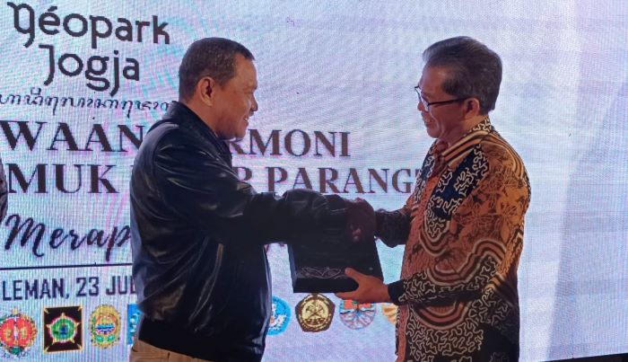 SINERGI: Anggota Dewan Pakar Komite Nasional Geopark Indonesia Rudi Rudi Suhendar (kiri) bersama Sekda Pemkab Sleman Susmiarto, Selasa (23/7/2024) malam.