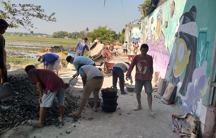 DEMI KAMPUNG: Warga RT 40 guyub mengerjakan bantuan padat karya danais berupa cor blok jalan.