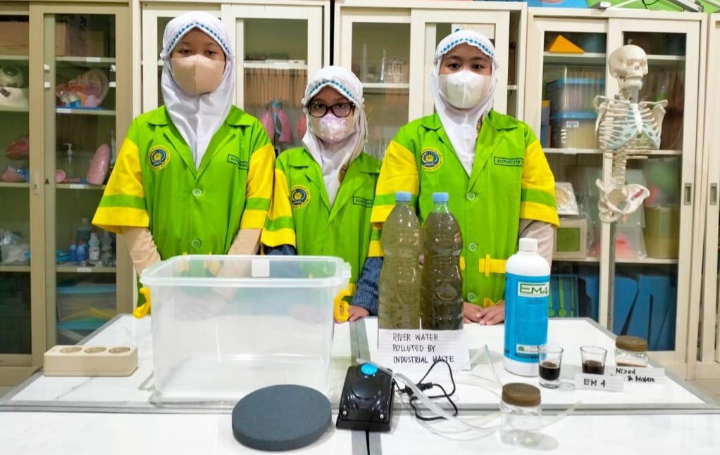 BUTUH DUKUNGAN - Tiga Siwa SD Muh Al Mujahidin Wonosari menunjukkan metode pengolahan air terkontaminasi limbah industri menggunakan nano bubbles dan mikroorganisme  (Doc SD Muh Al Mujahidin Wonosari)