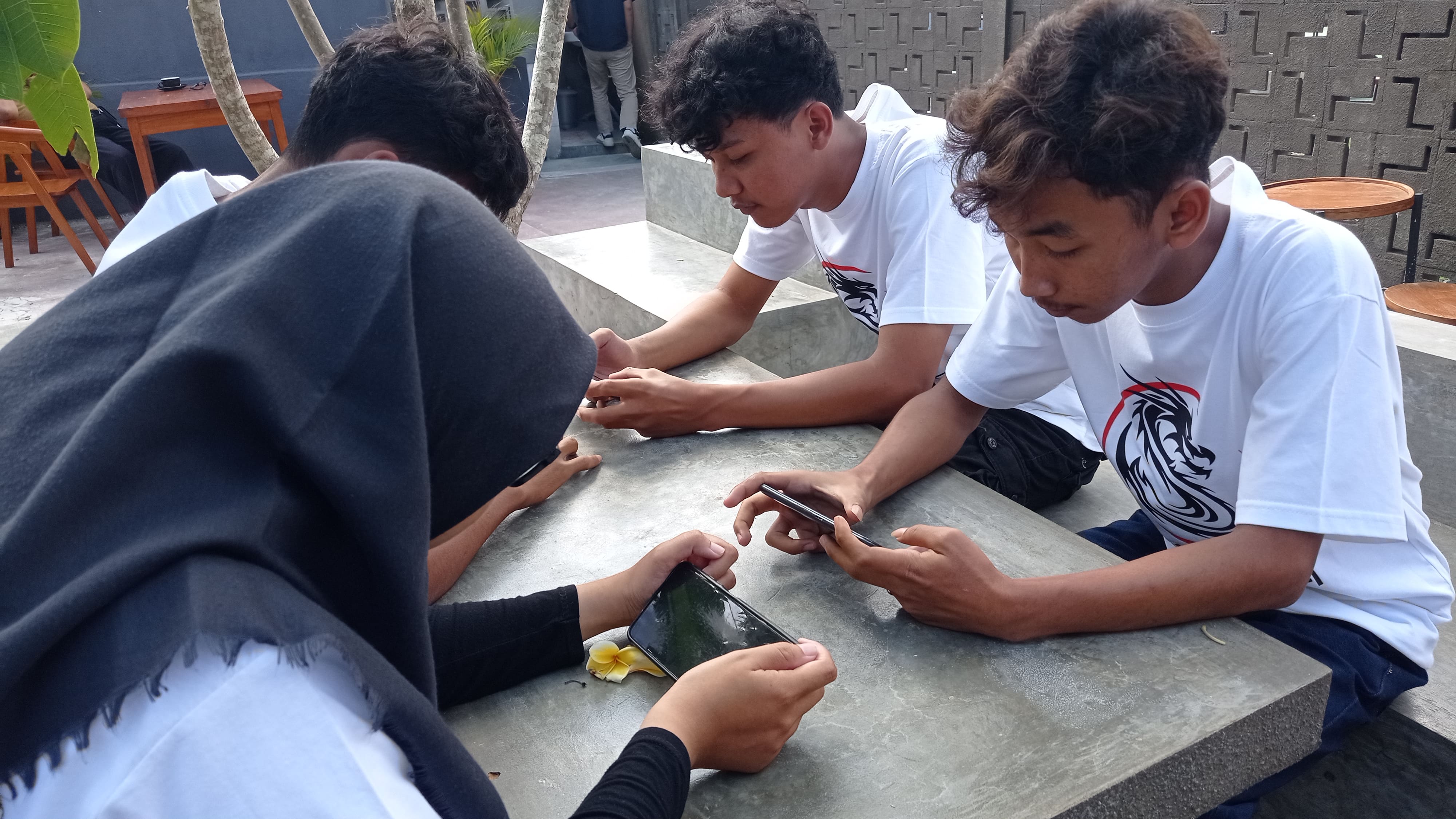 Anak muda dari Sembada E-sport bermain game Mobile Legends