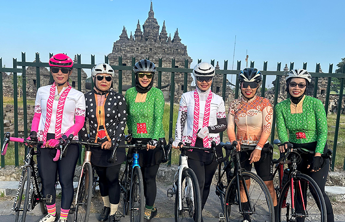 GOWES: Sejumlah anggota WCC Jogja menyambut Hari Kebaya Nasional dengan melakukan gowes bersama, (24/7).