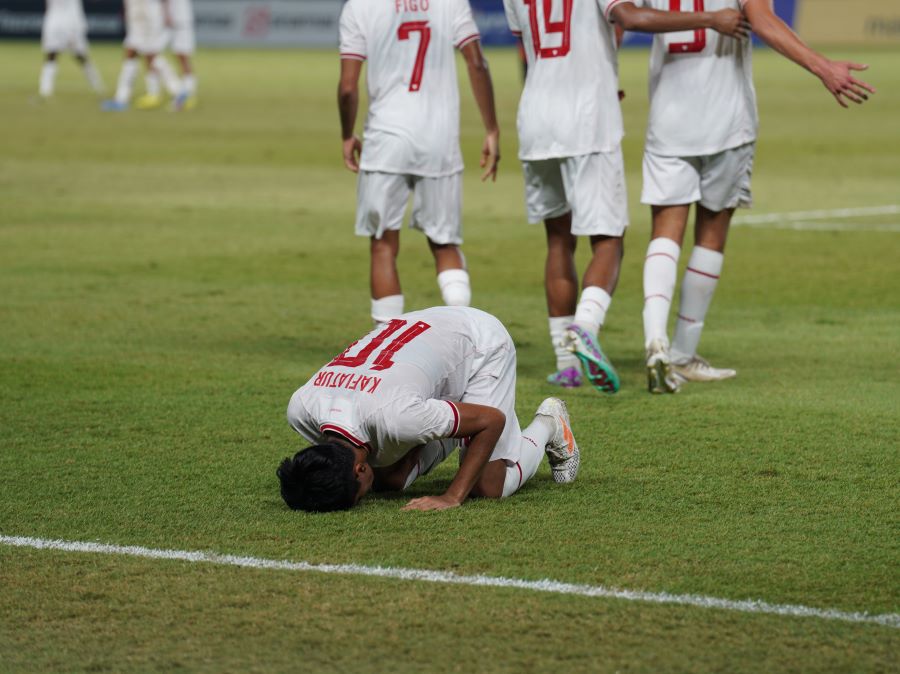 Selebrasi Sujud Syukur dari Muhammad Kafiatur Rizky usai mencetak satu gol ke gawang Timor Leste.(PSSI)