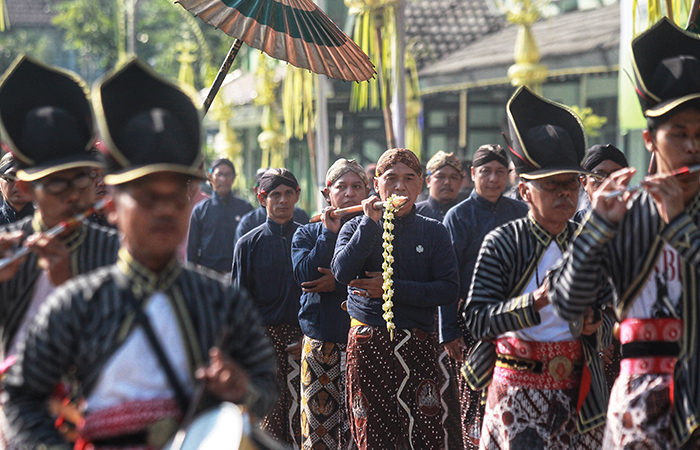 Kirab upacara jamasan pusaka tombak Kyai Wijoyo Mukti di kompleks Balai Kota Jogja, Kamis (25/4).&nbsp;
