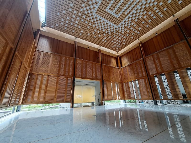 Bagian dalam Masjid Saminah Sihyadi di Kota Solo.