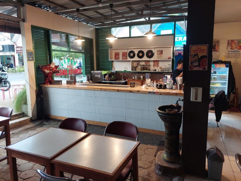 Bernostalgia dengan menu dan interior Kedai Semesta Abadi.