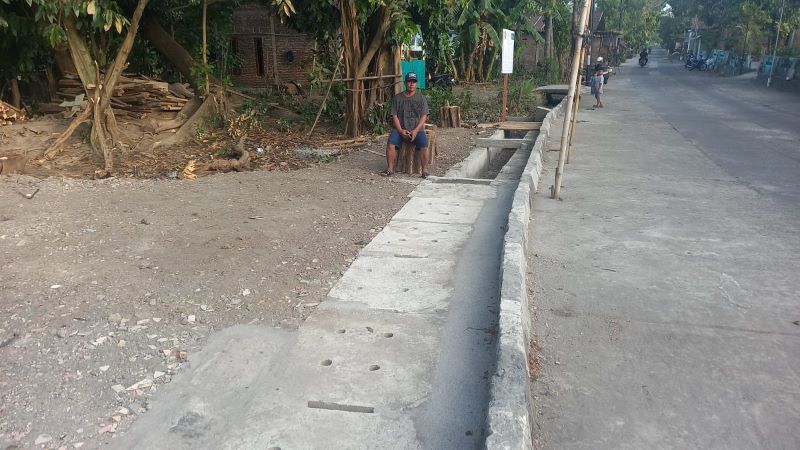 DINANTI WARGA: Suyitno menunjukan drainase hasil program padat karya danais di RT 7 Padukuhan Tarudan, Bangunharjo, Sewon, Bantul.&nbsp;