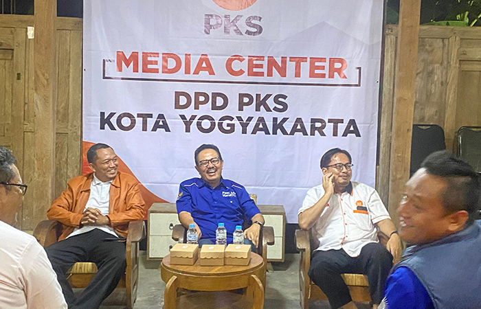 MITRA KOALISI: Calon wali kota Heroe Poerwadi (tengah) saat bersilaturahmi dengan jajaran pengurus DPD PKS Kota Jogja di Pendapa Migugani Warungboto, Umbulharjo, Jogja.