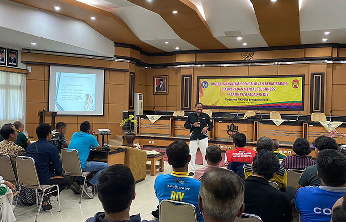 PEMBEKALAN: Ketua Umum KONI DIY Djoko Pekik Irianto saat memberikan materi kepada para pelatih Puslada PON 2024 di Ruang Sidang Utama GPLA lantai 3 FIKK UNY.Rizky Wahyu/Radar Jogja