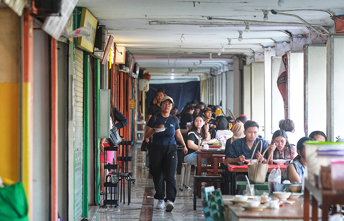 Pengunjung berburu aneka macam kuliner yang dijual di deretan kios Pasar Kranggan lantai dua, Kota Jogja.