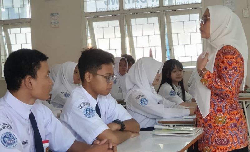 Suasana belajar mengajar di SMP Angkasa Adisutjipto yogyakarta. Siswa antusias mengikuti pembelajaran ibu guru.
