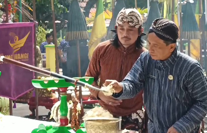 JAMASAN: Tosan Aji berupa tombak dijamas oleh Kepala Dinas Kebudayaan Kulon Progo.ANOM BAGASKORO/RADAR JOGJA