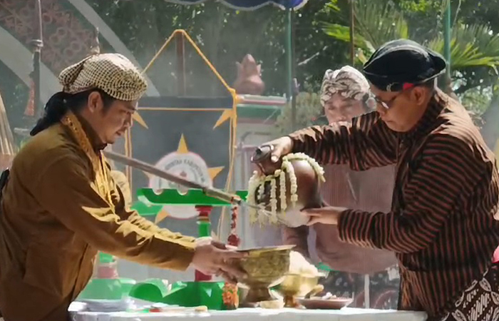 JAMASAN: Tosan Aji berupa tombak dijamas oleh Kepala Dinas Kebudayaan Kulon Progo.ANOM BAGASKORO/RADAR JOGJA