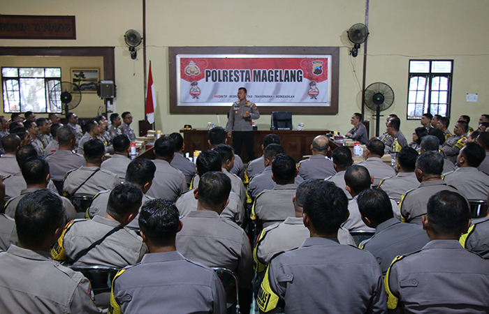 PAPARAN: Kapolresta Magelang Kombes Pol Mustofa saat memberikan arahan kepada 161 personel bhabinkamtibmas, Kamis (25/7).