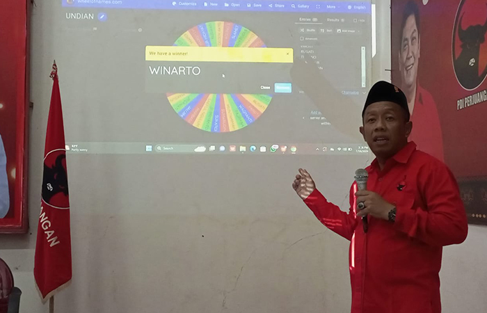 TUGAS PARTAI : Calon anggota DPRD Kebumeb terpilih dari PDIP ditunjuk sebagai juru kampanye utama pasangan Arif-Rista. (M Hafied/Radar Jogja)