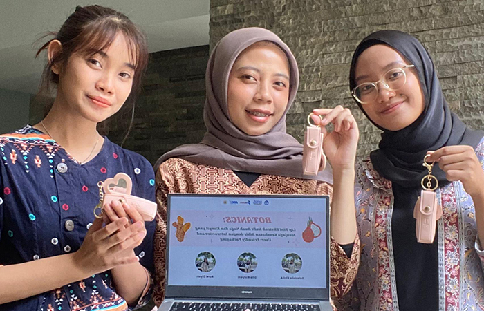 KREATIF: tim mahasiswa UGM yang mengembangkan Lip Tint dari ekstrak kulit buah naga dan kunyit.