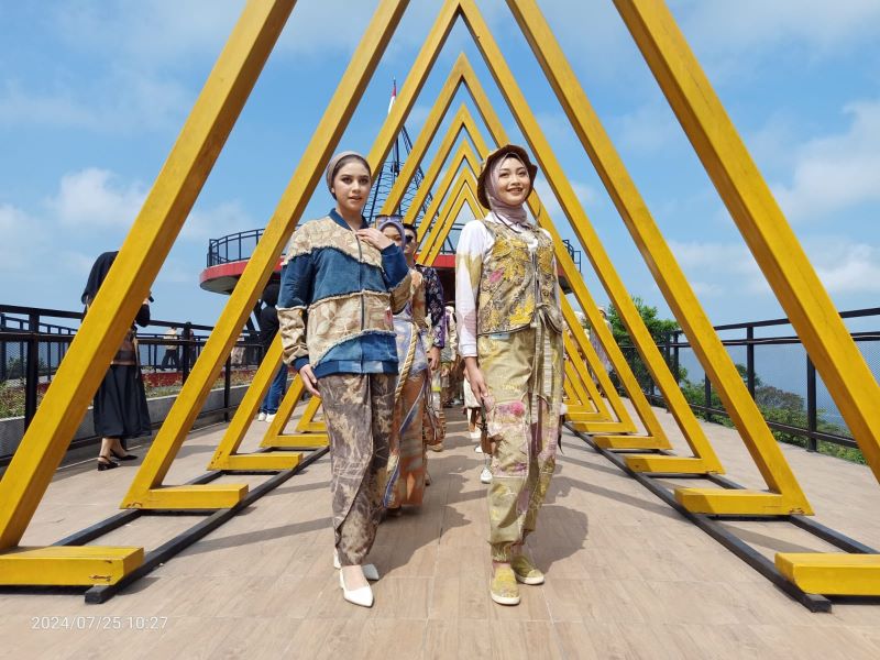 CIAMIK: Sejumlah perempuan dan laki-laki tampak anggun mengenakan pakaian dengan bahan ecoprint di Ketep Pass, Kamis (25/7/2024).
