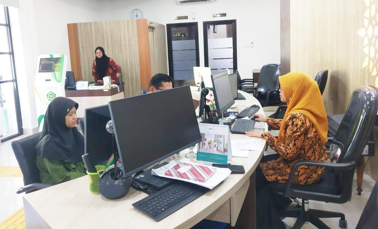 TREND POSITIF - Seorang siswa didampingi orang tua melakukan proses pendaftaran haji di wilayah Kabupaten Kulon Progo pada Rabu (24/7/2024)  (Doc Kankemenag KP untuk Radar Jogja)