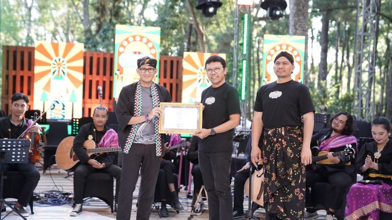 Menteri Pariwisata dan Ekonomi Kreatif, Sandiaga Uno hadir dan membuka Keroncong Plesiran 2024.
