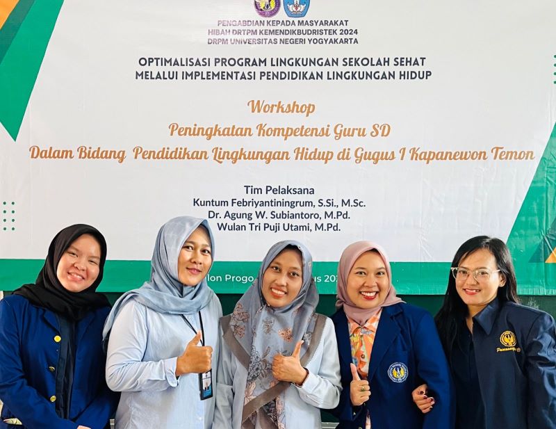 Pelatihan: Tim Dosen UNY menyampaikan materi pelatihan.