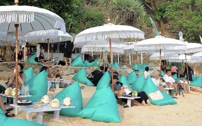 Menikmati keindahan pantai Gunung Kidul di De Rocka Beach Bar