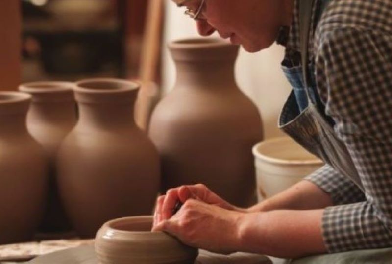 Salah satu kegiatan yang dapat anda lakukan di art space, pottery.