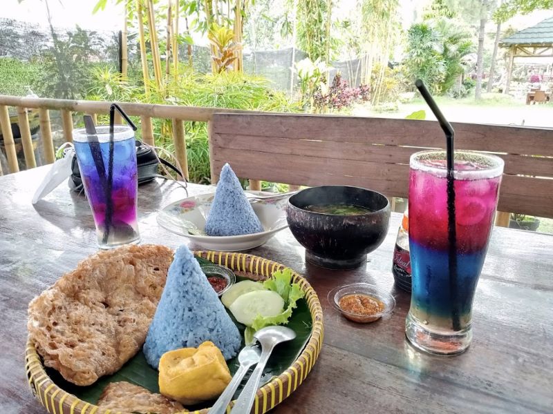 Caption: Bunga Telang yang diolah menjadi hidangan menarik di Erista Garden.