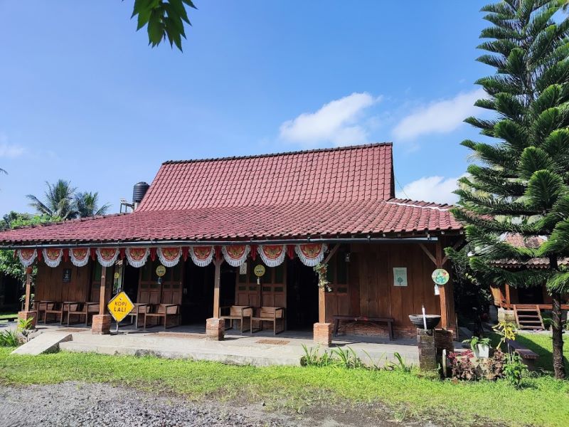 Tampak depan kedai Kopi Lali.