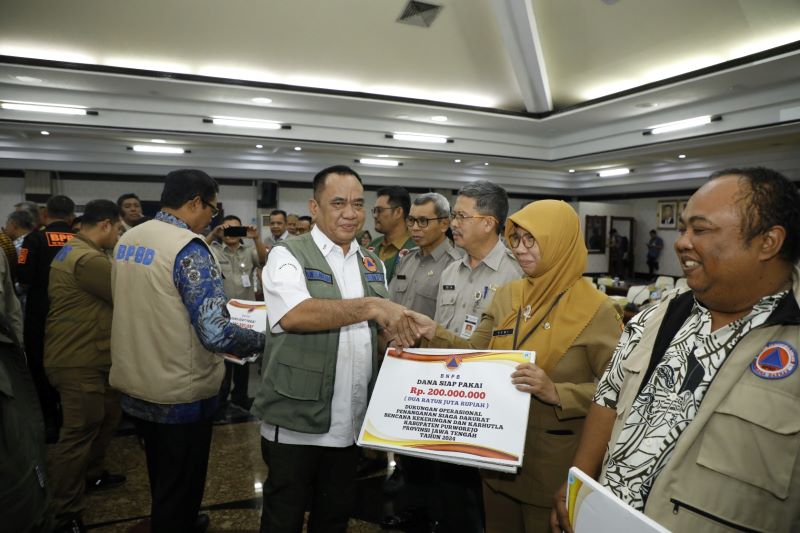 Plt. Kalak BPBD Purworejo Dede Yeni Iswanti saat menerima bantuan DSP BNPB dari Kepala BNPB Letjen TNI Suharyanto, beberapa waktu lalu.