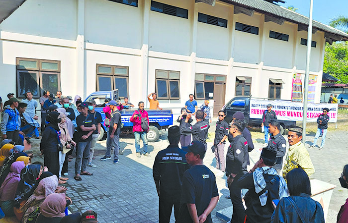 MEDIASI: Warga Sorogaten 1 berkumpul di Balai Kalurahan Karangsewu.