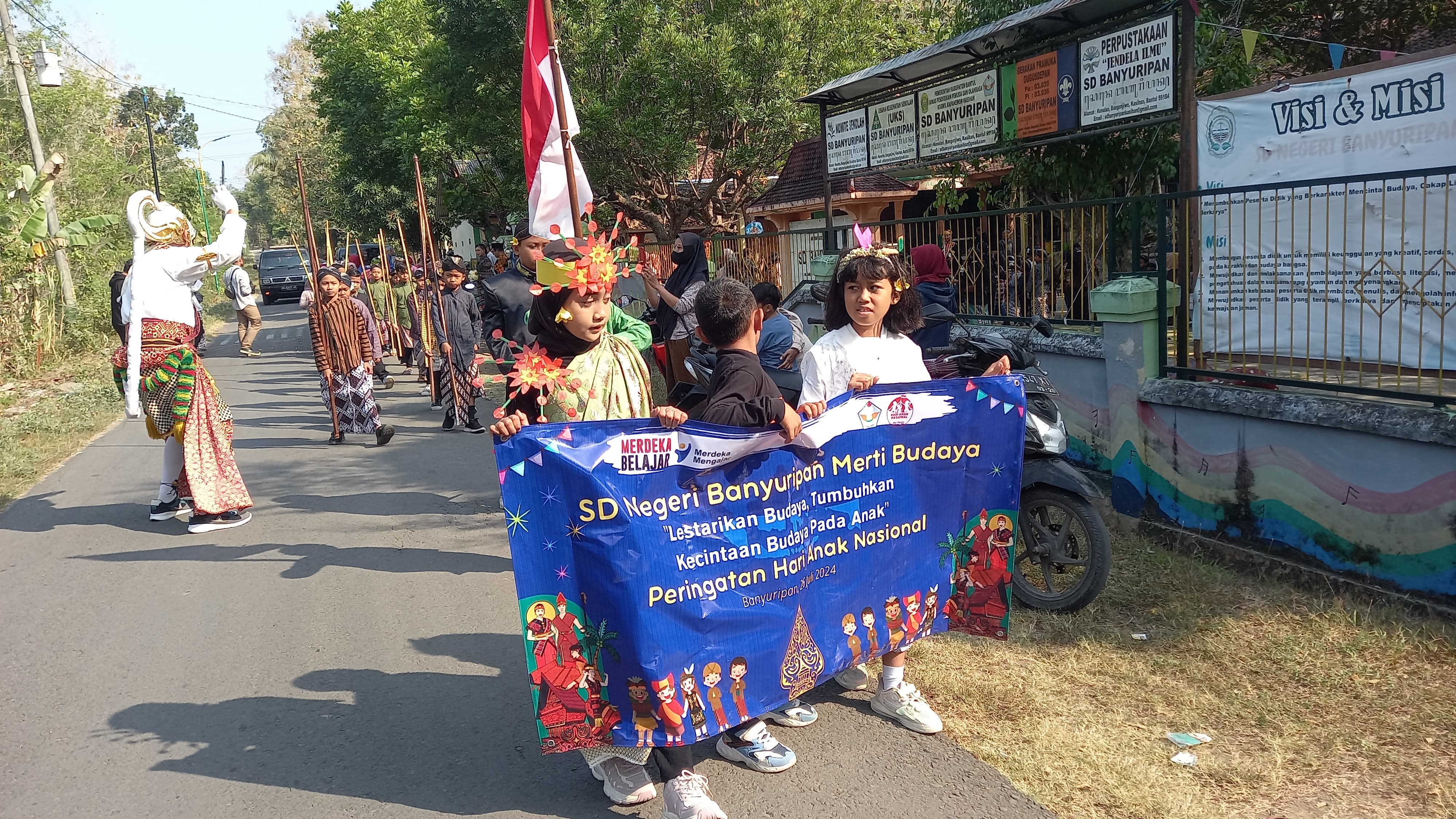 siswa SDN Banyuripan antusias melakukan pawai budaya dengan mengenakan pakaian adat Jawa.