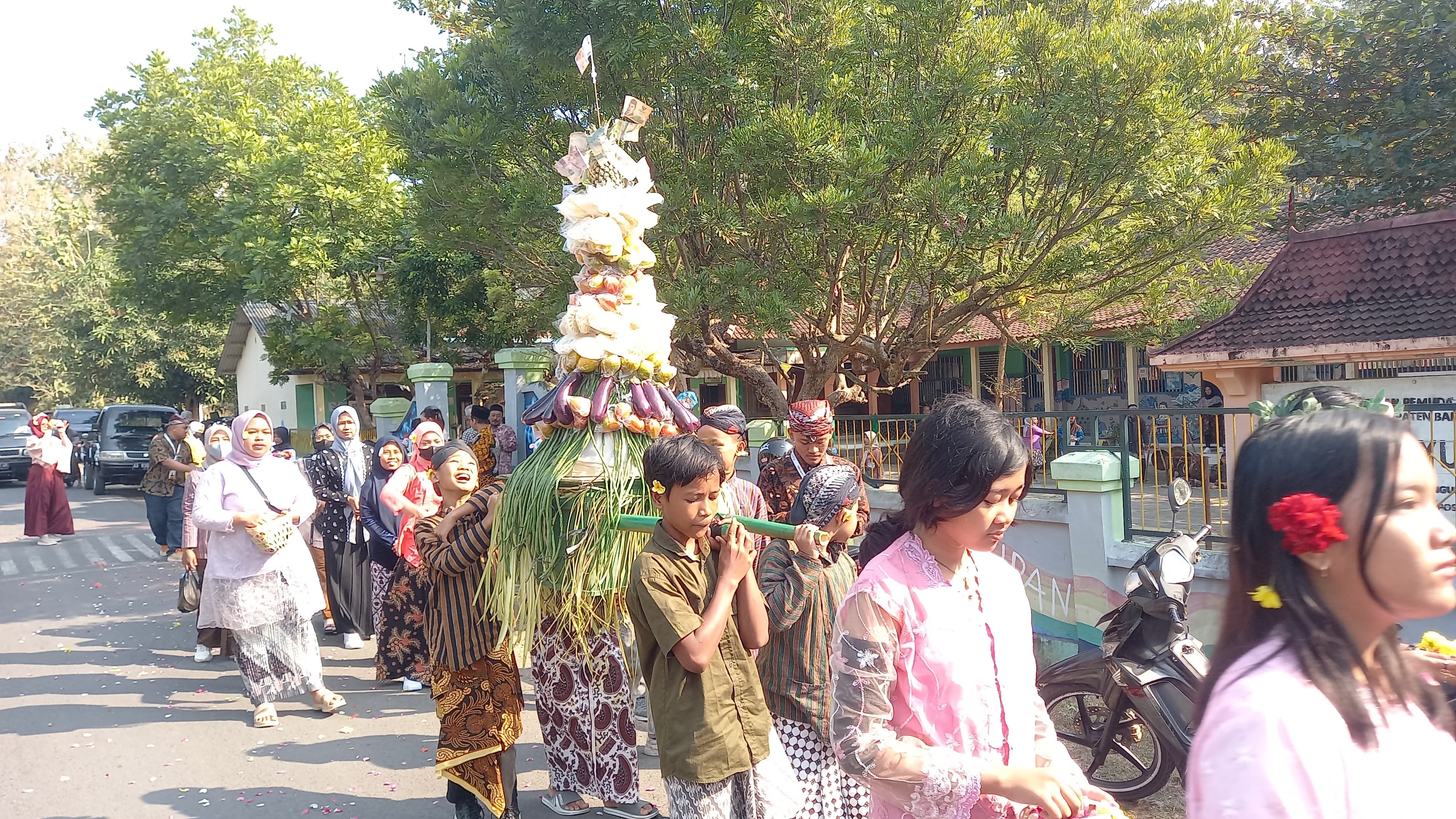 Beraksi: siswa SDN Banyuripan antusias melakukan pawai budaya dengan mengenakan pakaian adat Jawa.