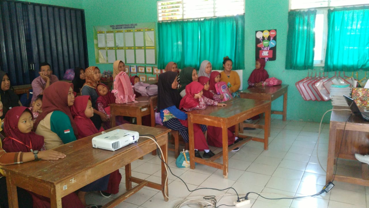 TRANSISI - Orang tua dan siswa berada di ruang kelas saat mengikuti sosialisasi visi misi SD Sidoharjo, Tepus   (Doc Disdik Gunungkidul untuk Radar Jogja)