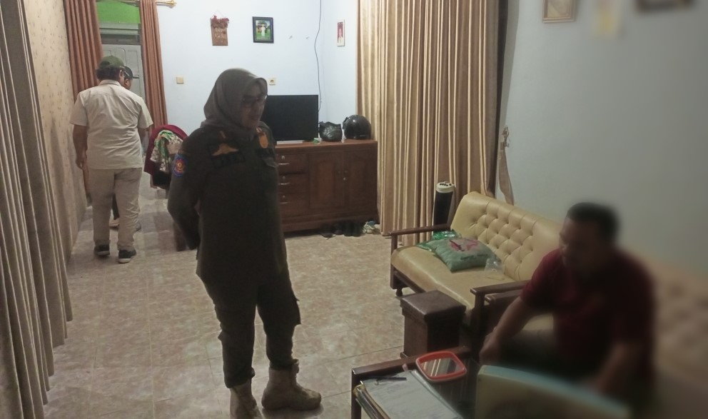 RAZIA MIRAS : Satpol PP Kebumen menggerebek rumah ASN yang nekat menjual minuman keras (miras). (M Hafied/Radar Jogja)