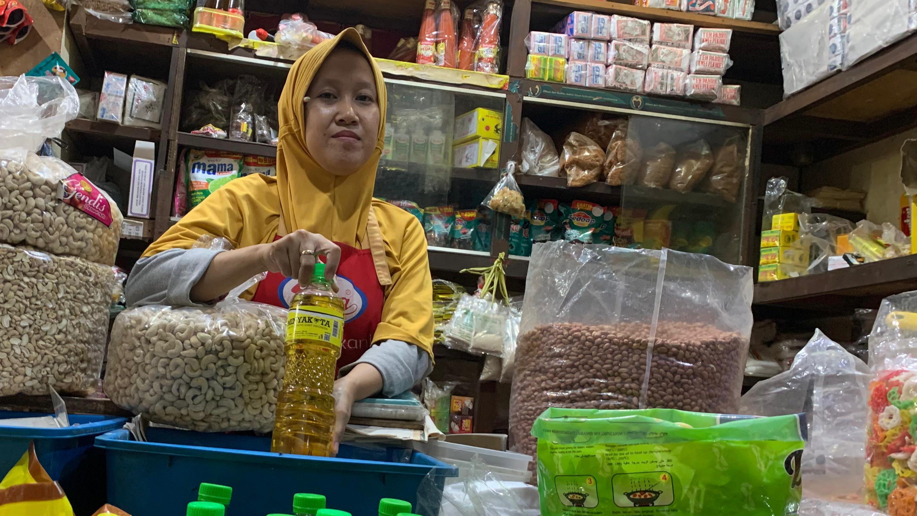 HABISKAN STOK: Pedagang Minyakita di Pasar Beringharjo Jogja.&nbsp;(Agung Dwi Prakoso/Radar Jogja)