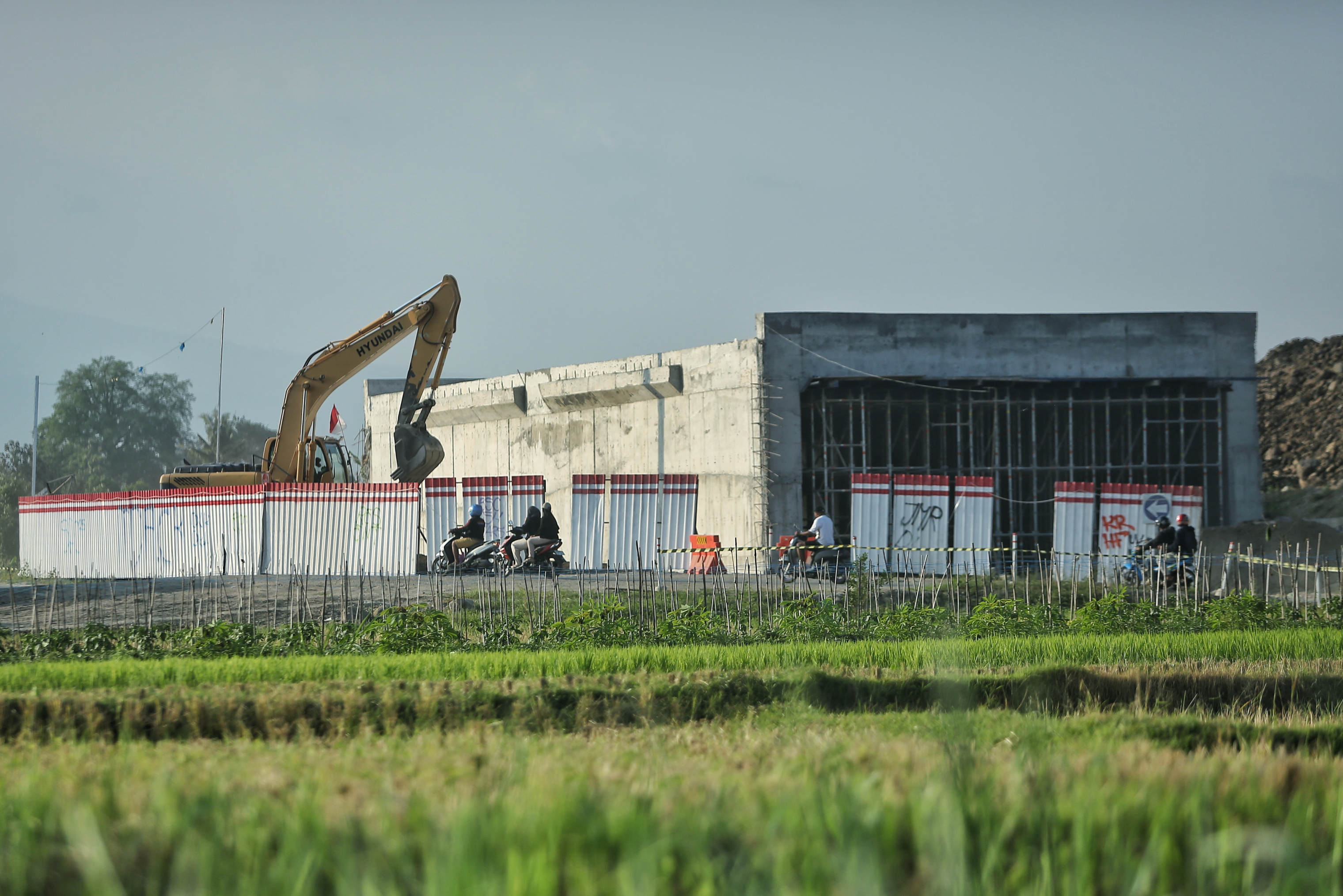 LAHAN SIAP: Foto udara proyek pembangunan jalan Tol Jogja-Solo di kawasan Selomartani, Kalasan, Sleman kemarin (26/7). (ELANG KHARISMA DEWANGGA/RADAR JOGJA)
