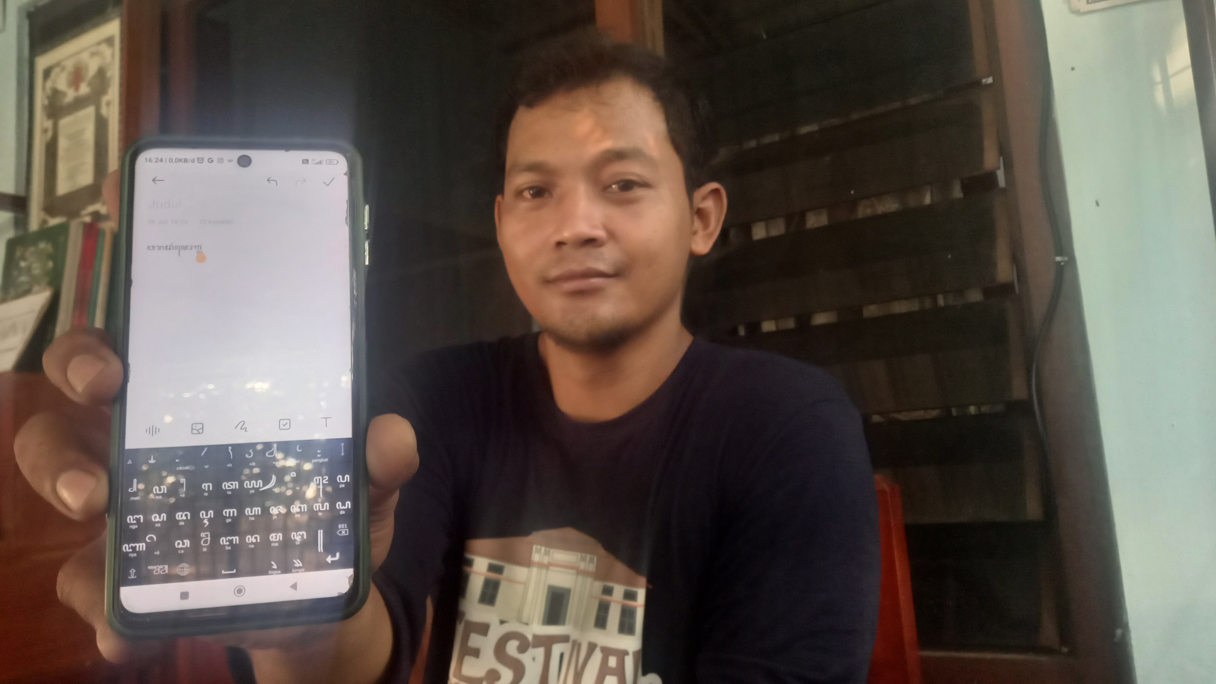 FOKUS: Seorang siswa saat belajar menulis aksara Jawa yang digelar oleh Komunitas Sega Jabung. Kini mengenalkan aksara Jawa juga dilakukan lewat platform digital.