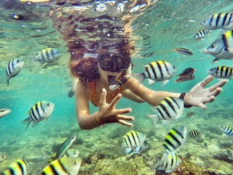 Snorkeling menjadi kegiatan favorit para pengunjung Pantai Nglambor.