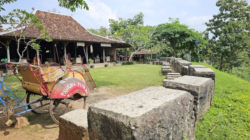 Pawon Purba, restoran tradisional yang menyediakan kuliner unik.
