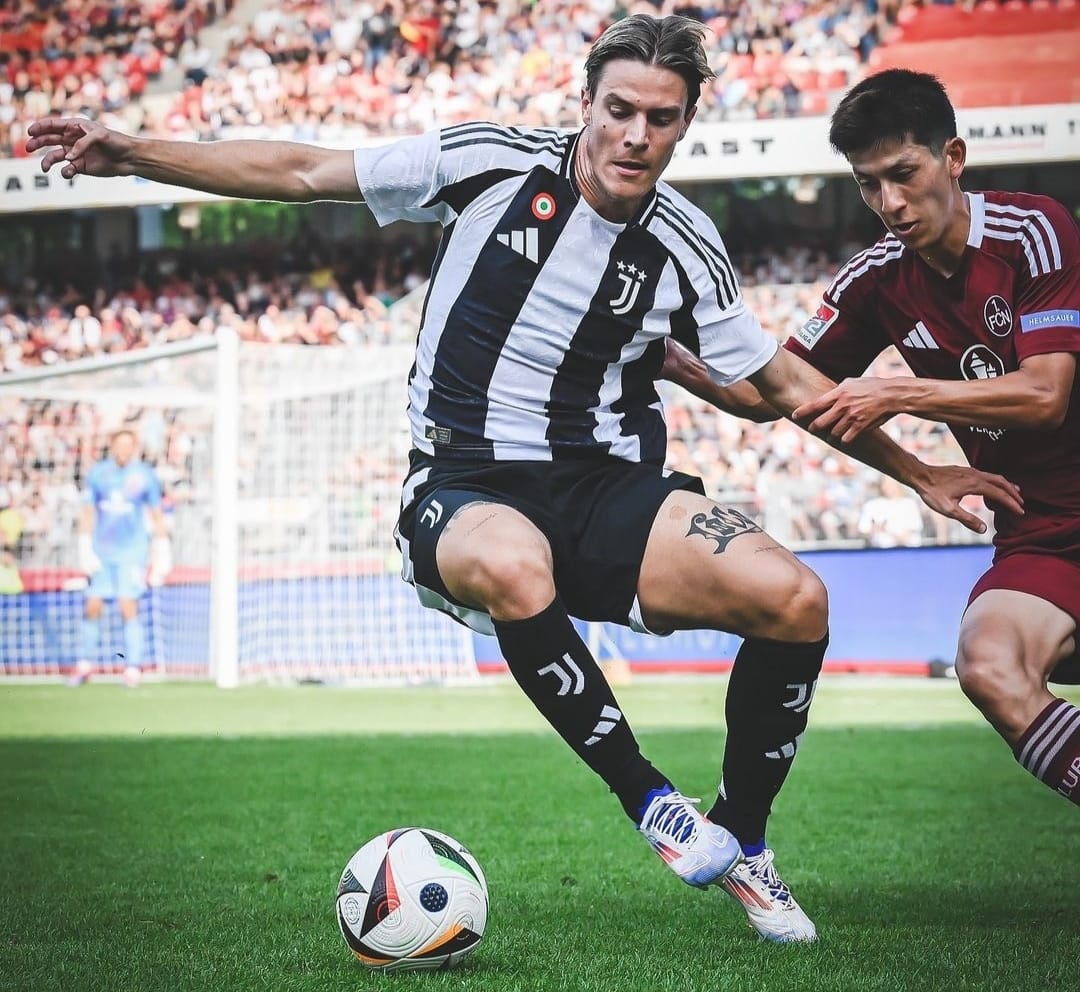 Pemain Juventus, Nicolo Faglioli (putih) mencoba melindungi bola dari rebutan pemain FC Nuremberg (merah. (ig juventus)