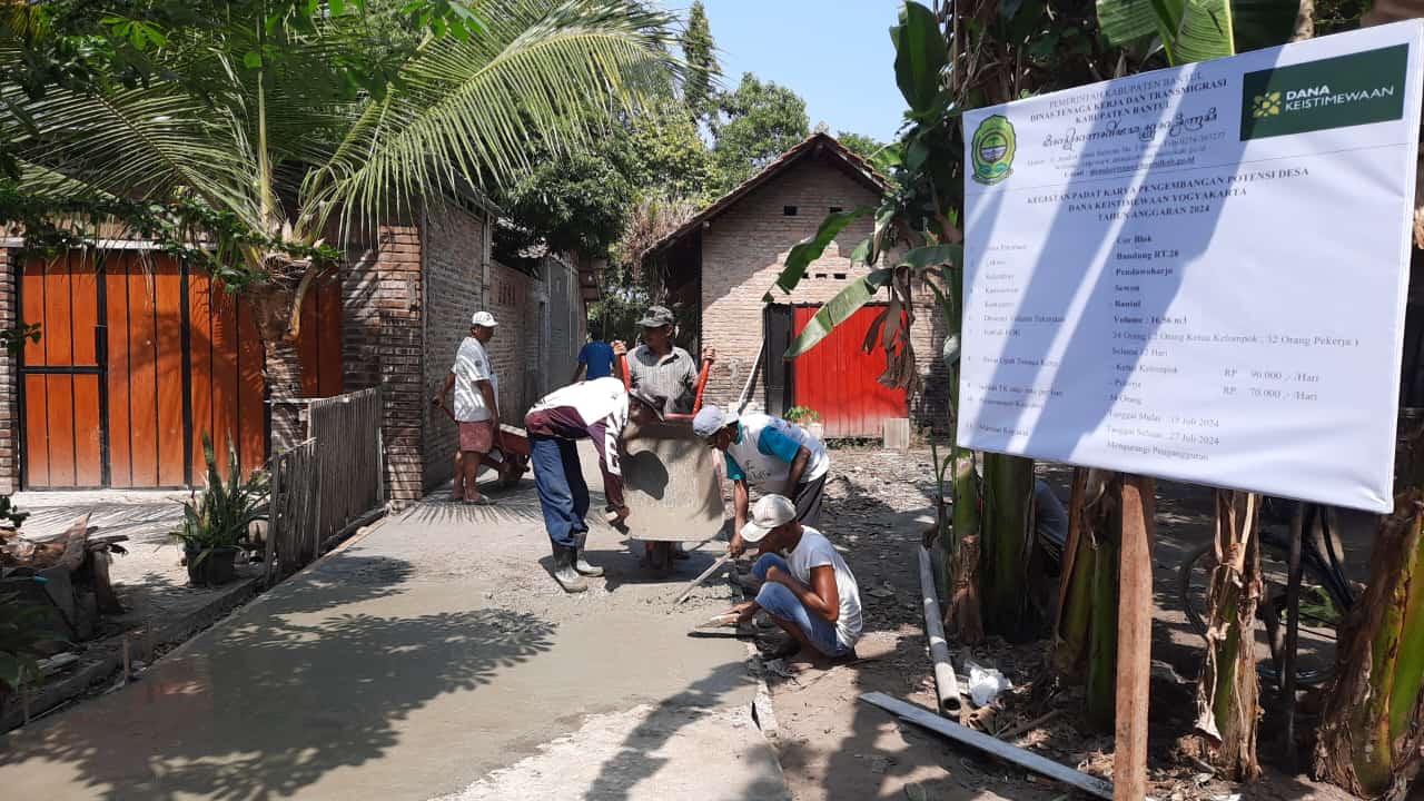 GUYUB: Warga RT 28 bekerja menyelesaikan cor blok jalan padat karya danais.