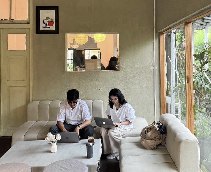 Salah satu coffee shop yang cocok untuk Anda yang WFC atau sekedar ngopi pagi